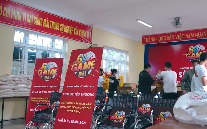 Chương trình từ thiện 68gamebai trao tặng 200 triệu đồng 3 chia se yeu thuong 68gb tang qua cho nguoi khuyet tat